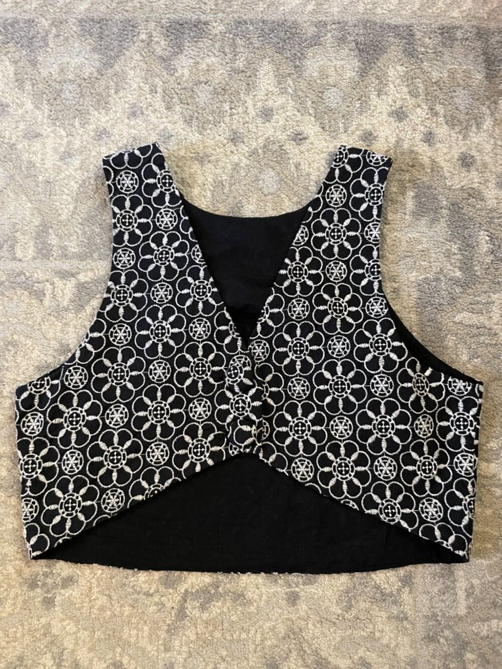 Anthropologie Embroidered Crop top with White embroidery and Eyelet Detail - M - Picture 4 of 11